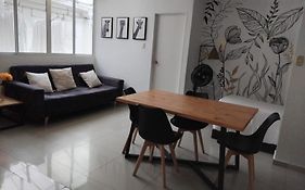 Apto estudio con parqueadero y wifi.